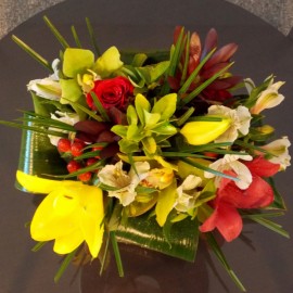 Aranjament de masa cu flori colorate