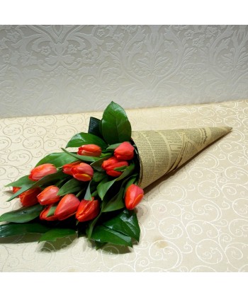 Buchet lalele portocalii in ziar
