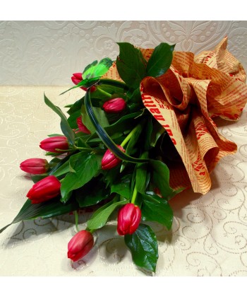 livrare 11 lalele rosii buchet ambalaj ziar