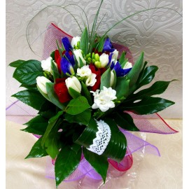 Buchet colorat frezii, lalele si irisi, buchet flori primavara