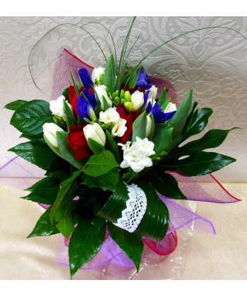 Buchet colorat frezii, lalele si irisi, buchet flori primavara