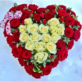 Aranjament inima din 45 trandafiri rosii si albi cu pittosporum