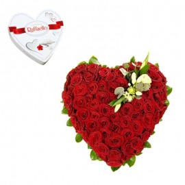Inima florala din 69 trandafiri rosii si unul alb + inima Raffaello cadou