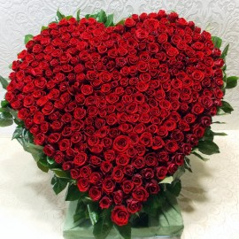 Aranjament in forma de inima din 281 trandafiri rosii