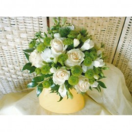 Buchet cu trandafiri, frezia si santini