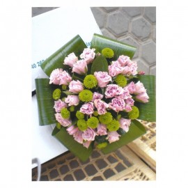 Buchet cu mini trandafiri roz si crizantema verde