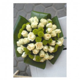 Buchet cu mini-trandafiri si santini verde