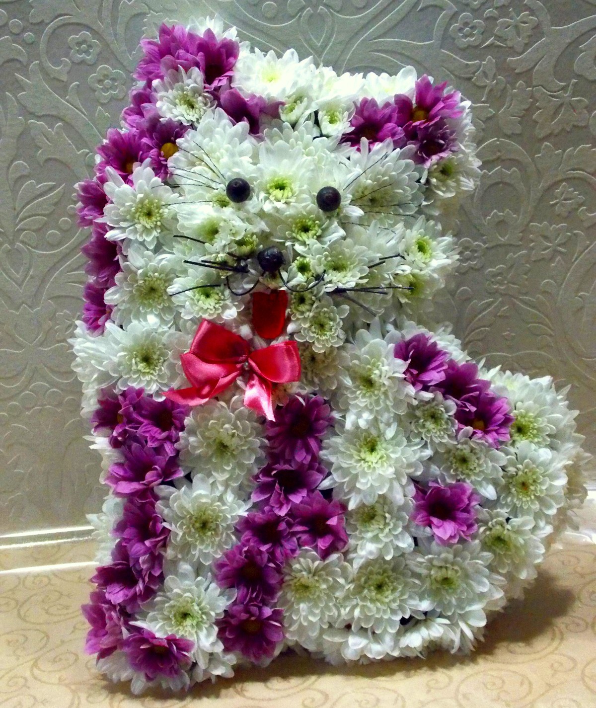 Aranjament Floral Din Crizanteme In Forma De Pisicuta