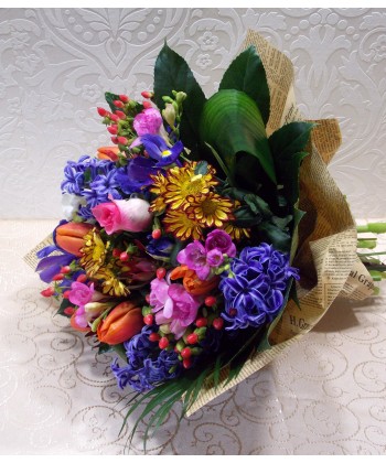 Buchet flori colorate ambalaj ziar