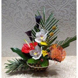 Aranjament natural cu flori exotice in ananas