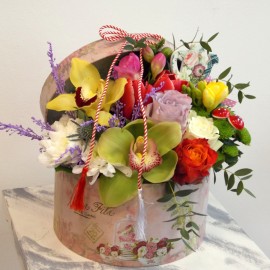 Aranjament flori colorate in cutie si martisor