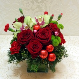 Aranjament cu orhidee, trandafiri si globuri de craciun