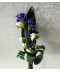 Buchet lung din 6 frezii si 5 irisi cu verdeata decorativa