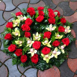 Coroana funerara cu trandafiri si orhidee