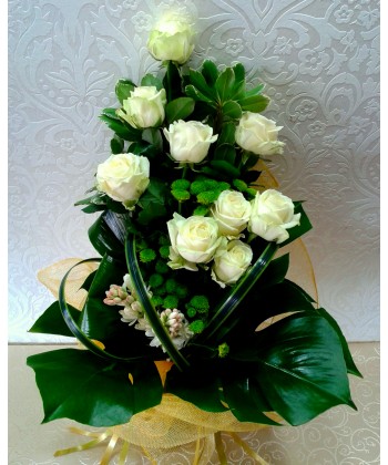 Buchet trandafiri albi Avalanche cu frezii - 15 flori