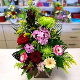 Aranjament floral in vas cu trandafiri si sanziene