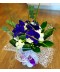 Buchet frezii albe si orhidee albastra cu eucalipt