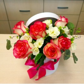 Aranjament de aniversare in cutie cu trandafiri si frezii