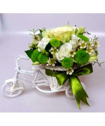 Aranjament din flori albe si verzi pe bicicleta