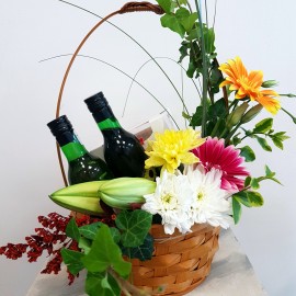 Cos cu flori, vin si ciocolata pentru aniversari si zi de nastere