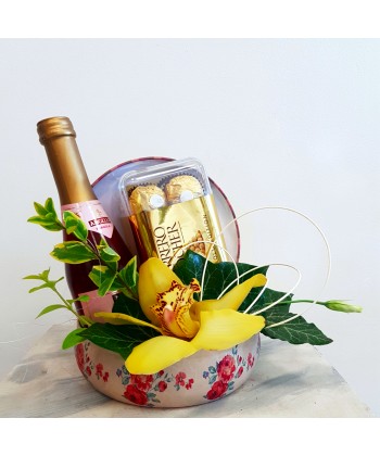 Cadou surpriza in cutie cu orhidee, vin spumant si praline