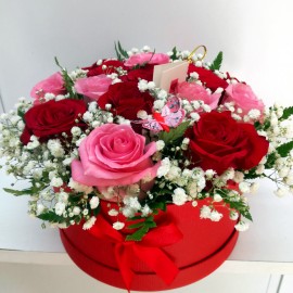 Aranjament cutie trandafiri rosii si roz cu gypsophilla - 15 fire