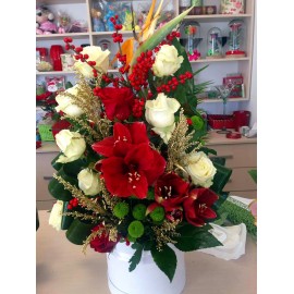 Aranjament de iarna cu trandafiri, amaryllis si strelitia in cutie