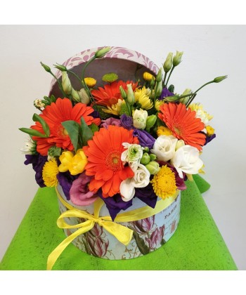 Cutie cu flori colorate pentru zi de nastere