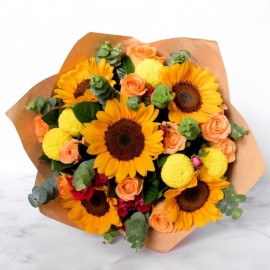 Buchet de vara cu flori galbene si portocalii, floarea soarelui si trandafiri