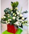 Aranjament elegant din flori albe, eucalipt in cutie
