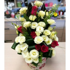 Aranjament in cutie cu trandafiri rosii si lisianthus - 17 flori