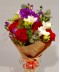 Buchet flori cu 5 trandafiri rosii si 9 frezii colorate