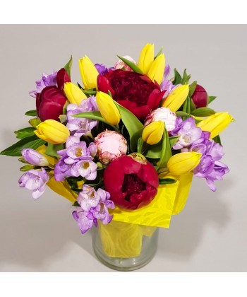 Buchet flori frezii, lalele si bujori livrare acasa