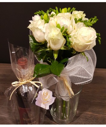 Buchet flori albe trandafir, frezii albe si vin