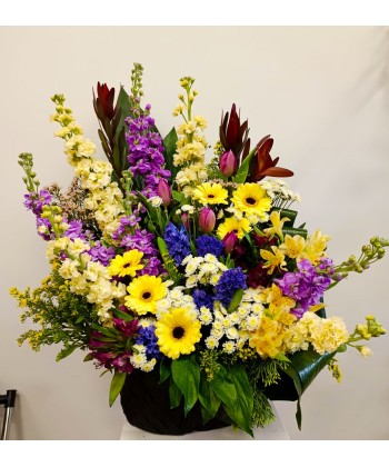 Aranjament flori multicolore, livrare mix flori in cos