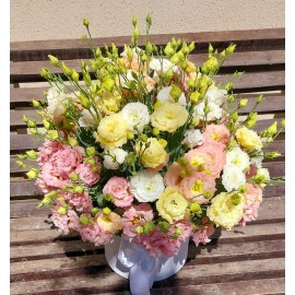 Cutie flori lisianthus, livrare flori Bucuresti
