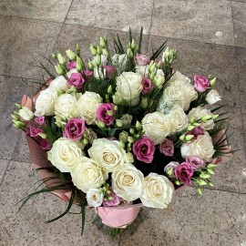 Livrare buchet pastel, trandafiri si lisianthus