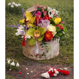 Aranjament flori colorate in cutie si martisor, flori martisor