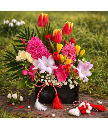 Cutie cu flori de primavara colorate si fluturas