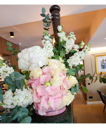 Aranjament cutie Maria, livrare hortensii si lisianthus
