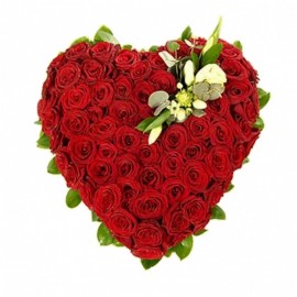 Aranjament in forma de inima cu 69 trandafiri rosii si unul alb
