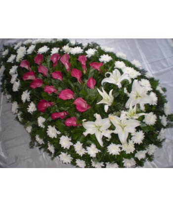 Coroana din cale mov, crizantema si cupe de crin albe