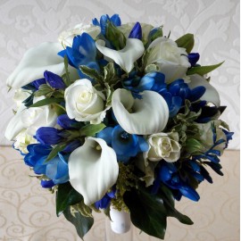 Buchet mireasa cu flori albe si albastre