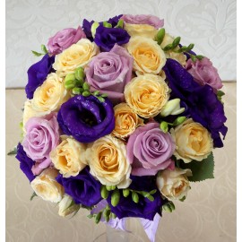 Buchet de mireasa cu trandafiri, frezii si eustoma