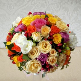 Buchet mireasa trandafiri si hypericum