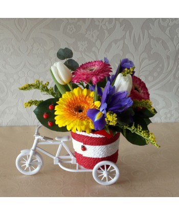 Aranjament flori mix pe bicicleta
