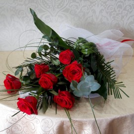 Buchet elegant din 7 trandafiri rosii cu verdeata