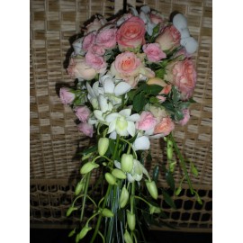 Buchet cu trandafiri, orhidee, lisiantus si verdeata mixta