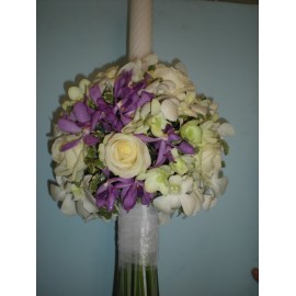 Lumanari de nunta pe rotund cu trandafiri, orhidee alb si mov