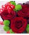 Cutia dragostei cu 5 trandafiri rosii si crizanteme yoko